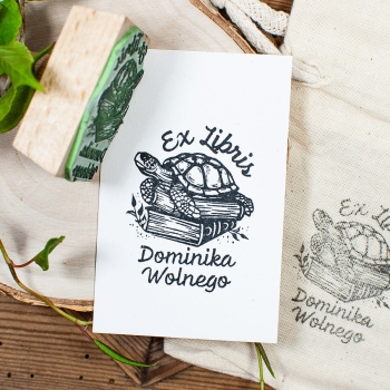 Stempel exlibris - żółw na książkach
