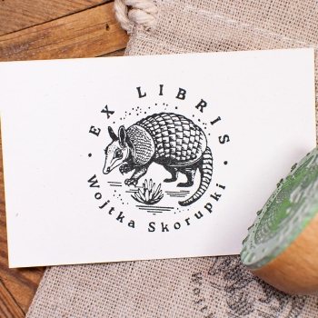Drewniany Stempel Ex Libris – Pieczątka do Książek z Motywem Pancernika