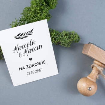 Pieczątka ślubna z napisem "Na zdrowie"