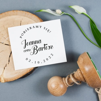 Stempel ślubny z napisem "Pobieramy się"