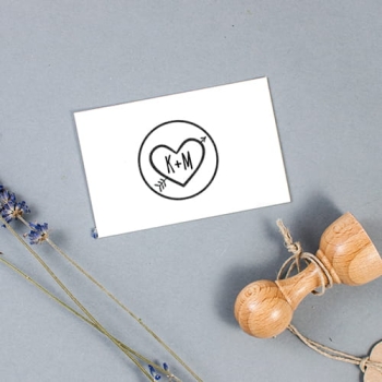 Personalizowany inicjałami stempel, serce przebite strzałą
