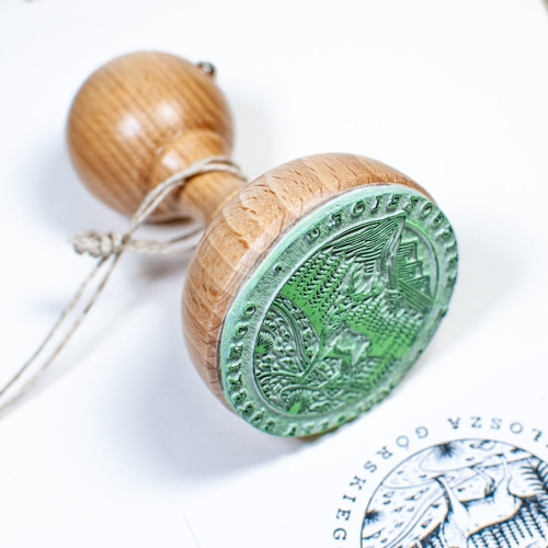 Drewniany stempel exlibris ze wzorem jelenia w górskim krajobrazie