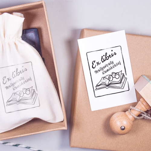 Ex libris imienny wzór z okularami na książce