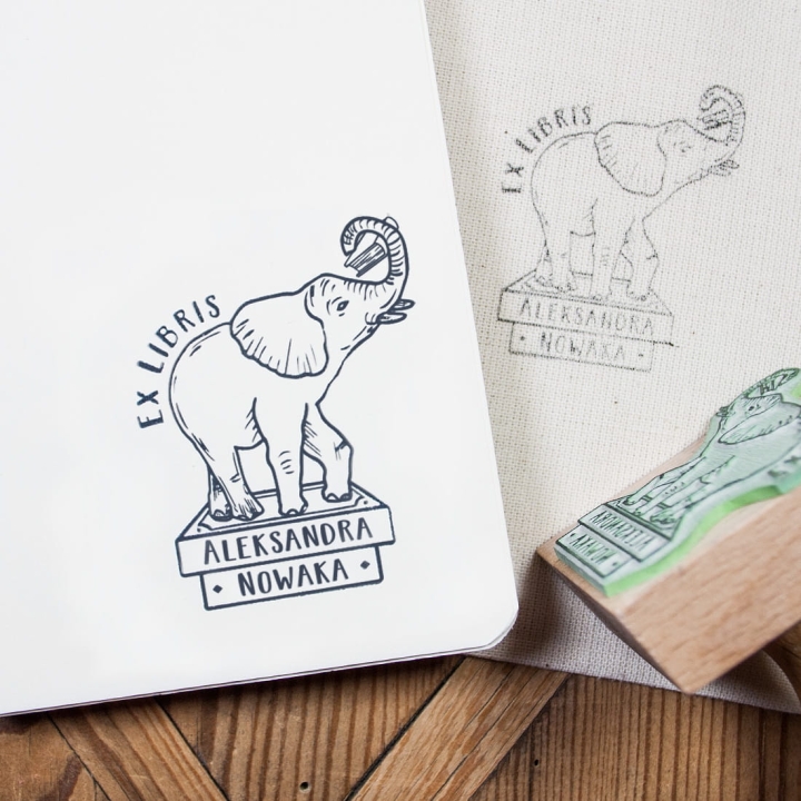 Stempel ex libris - SŁOŃ Z KSIĄŻKĄ