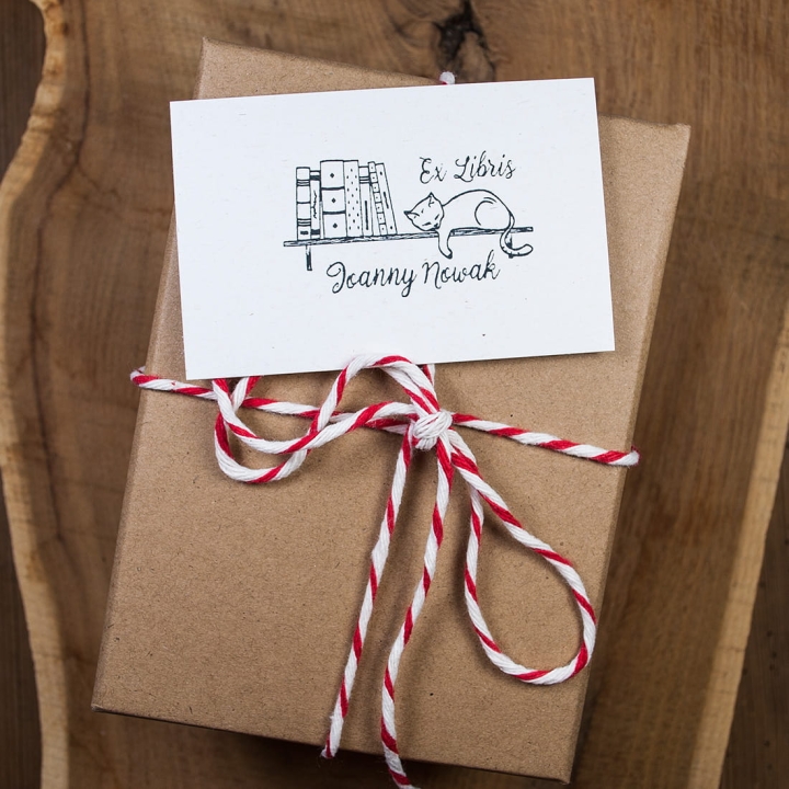 ex libris - kot na polce z ksiazkami