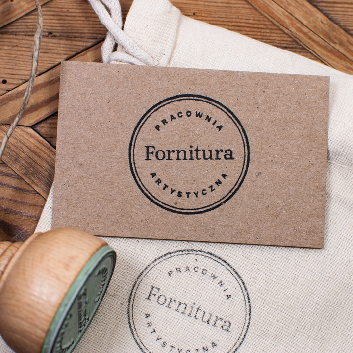 Stempel personalizowany nazwą pracowni, firmy lub marki