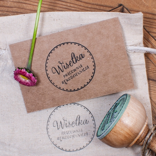 Drewniana pieczątka personalizowana nazwą pracowni