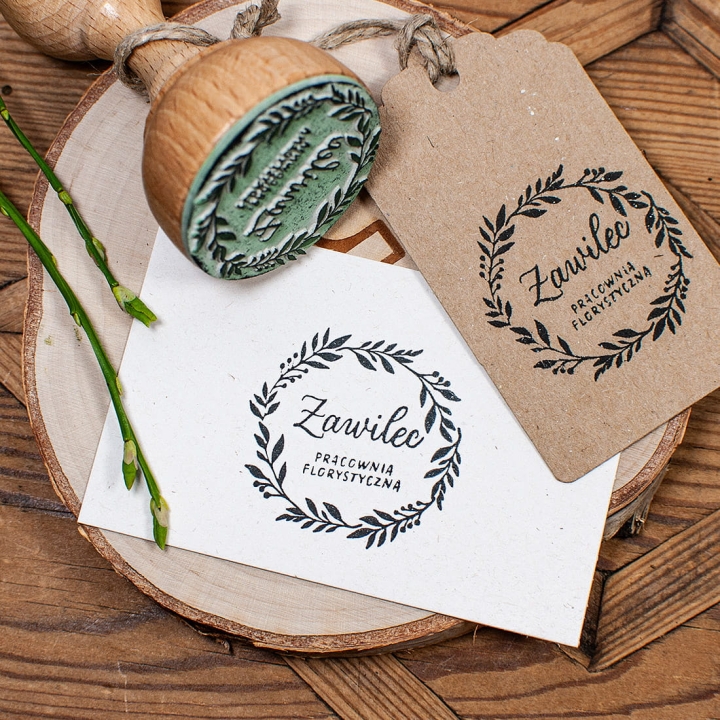 Stempel okrągły z motywem wianka personalizowana nazwą