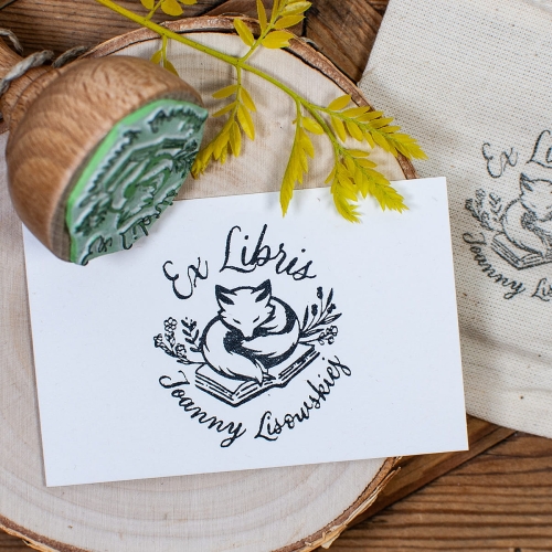 Pieczątka Ex Libris z motywem lisa na książce