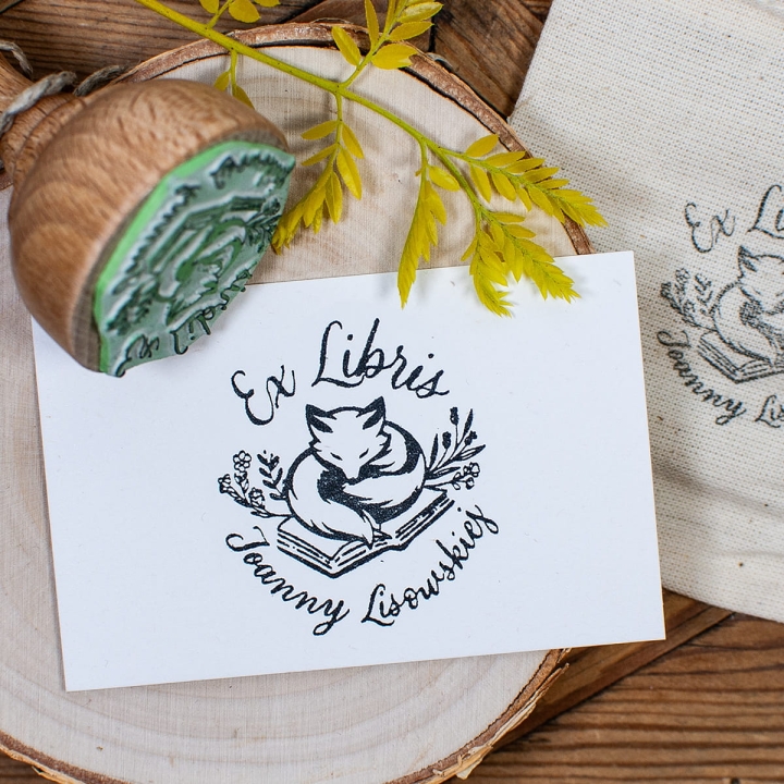 Pieczątka Ex Libris z motywem lisa na książce