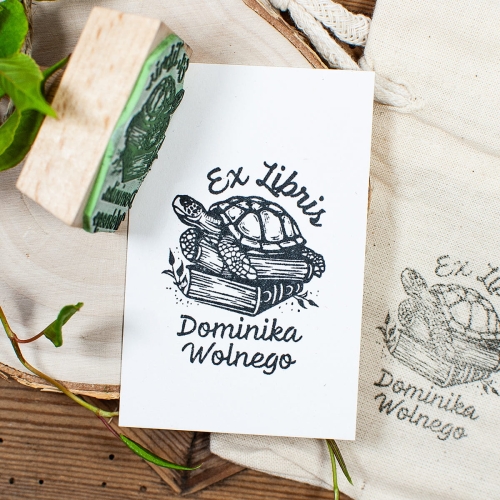 Stempel exlibris - żółw na książkach