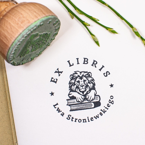 ekslibris personalizowany prezent z motywem lwa na książkach