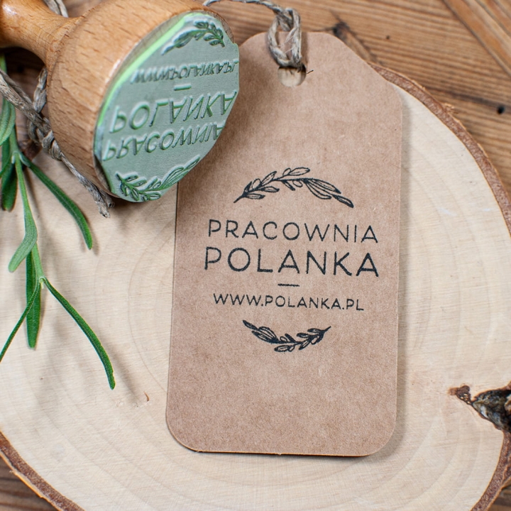 drewniana pieczątka personalizowana nazwą pracowni rękodzielniczej