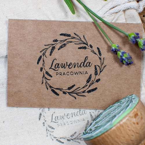 Okrągła pieczątka drewniana z motywem lawendowego wianka do spersonalizowania nazwą pracowni