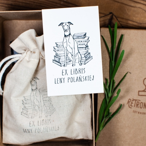 duży pies z książkami - personalizowany ex libris na prezent