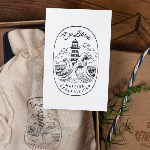 pieczątka z motywem latarni morskiej w zestawie na prezent