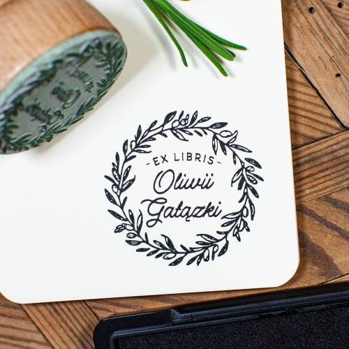 ex libris personalizowany na prezent dla czytelnika z motywem wianka oliwnego