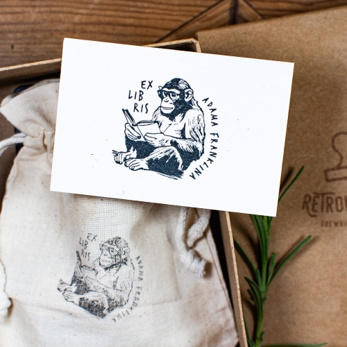 Ex Libris personalizowany z motywem czytającej małpy
