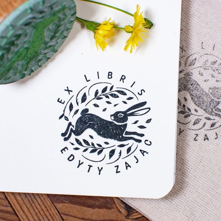 Stempel - zajęcza pieczątka drewniana w na prezent