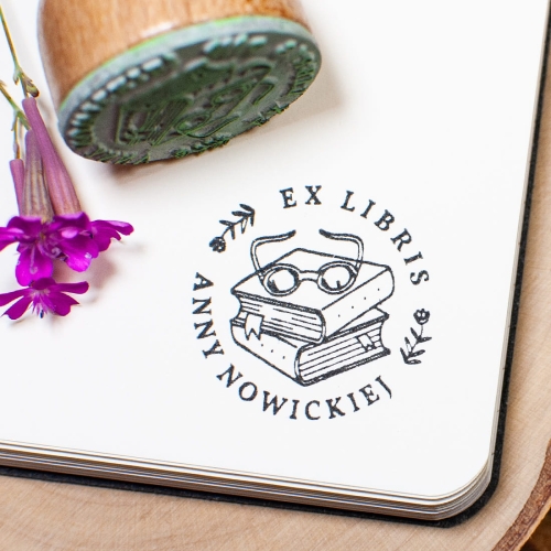 Pieczątka ex libris z motywem okularów na książkach