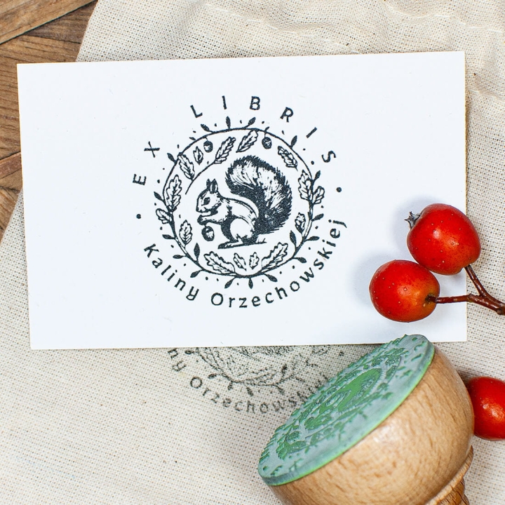 Personalizowana Drewniana Pieczątka Ex Libris - Wiewiórka na Książkach