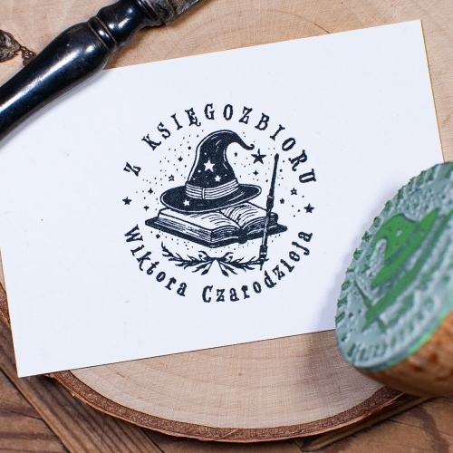 Drewniany Stempel Ex Libris - Księga Magiczna z Kapeluszem i Różdżką