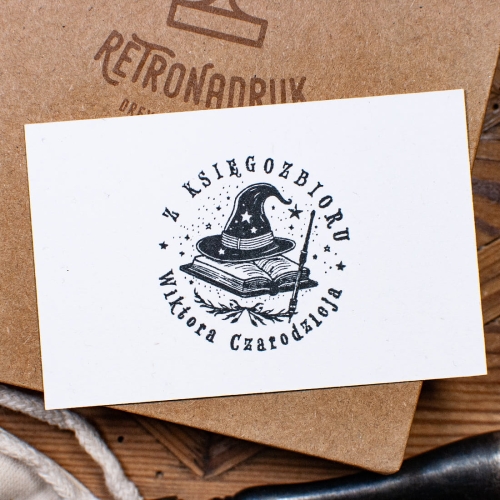 Zestaw Prezentowy Ex Libris – Personalizowana Pieczątka z Motywem Magicznej Księgi i Kapelusza Czarodzieja