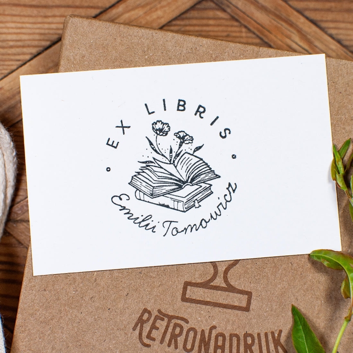 Zestaw Prezentowy Ex Libris – Personalizowana Pieczątka z Motywem Otwartej Książki