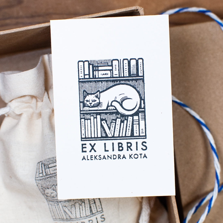 Ex Libris na Prezent - Kot na Regałach z Książkami