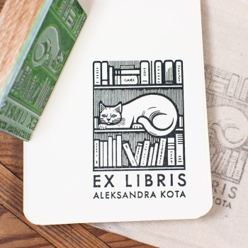 Personalizowana Pieczątka Ex Libris – Kot na Regałach z Książkami