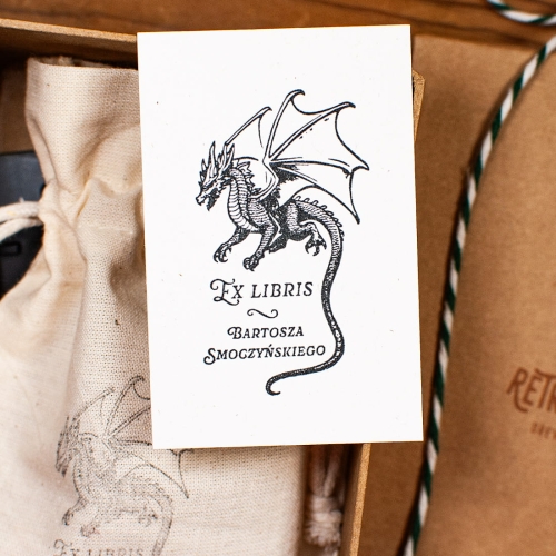 Zestaw Prezentowy – Drewniana Pieczątka Ex Libris z Motywem Smoka