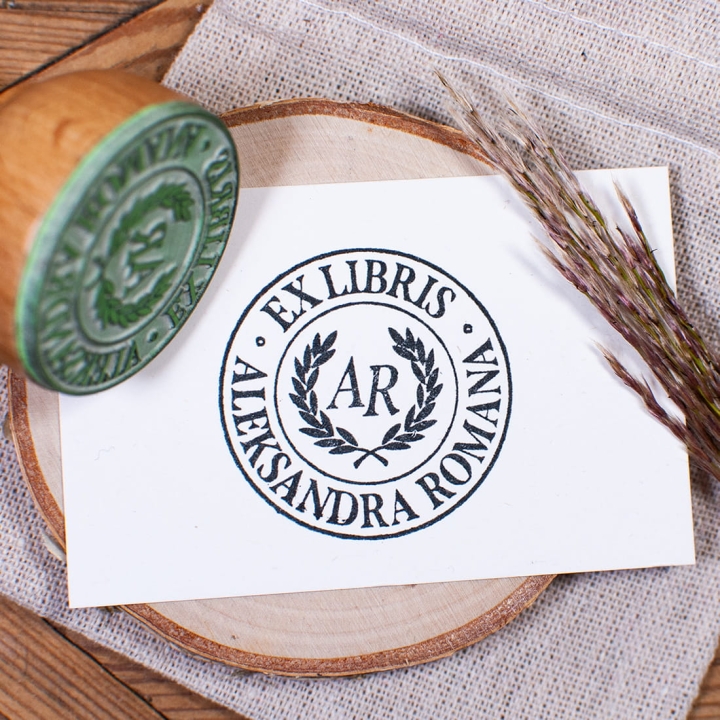 personalizowany-stempel-exlibris-inicjaly-do-ksiazek