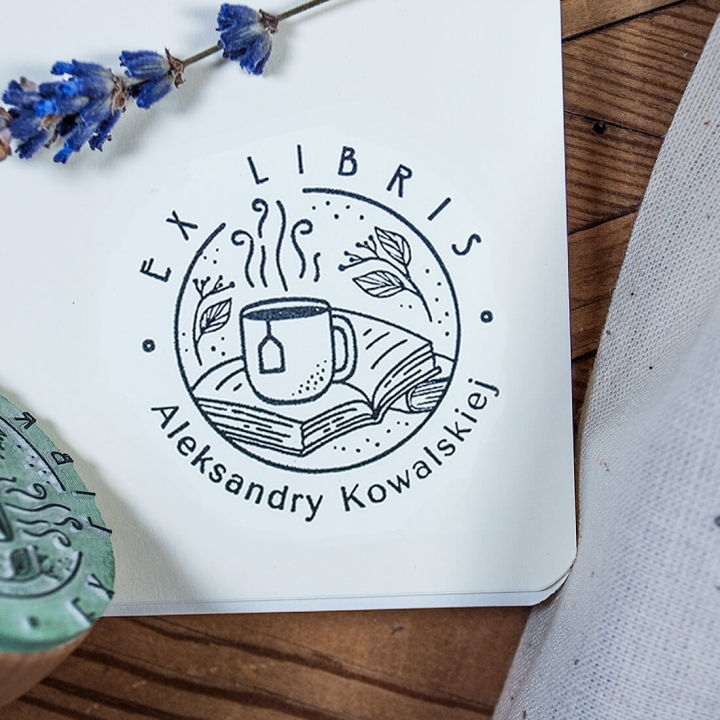 Pieczątka ex libris - kubek herbaty i książka