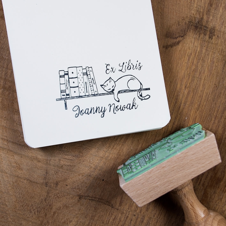 EXLIBRIS - pieczątka z kotem na półce z książkami