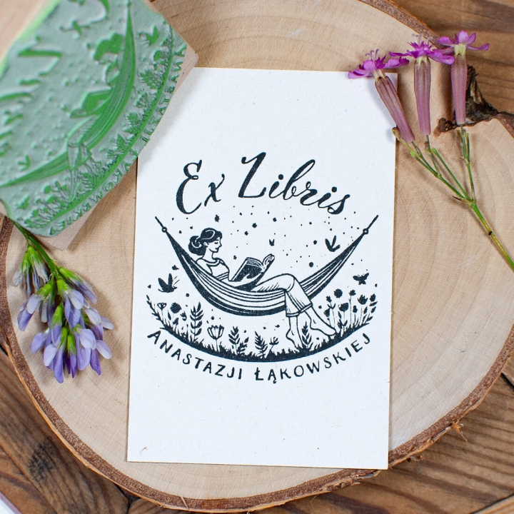 EXLIBRIS - kobieta czytająca w hamaku na tle łąki