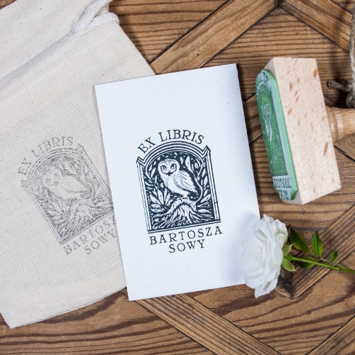 Exlibris - stempel z motywem sowy na drzewie w nocy