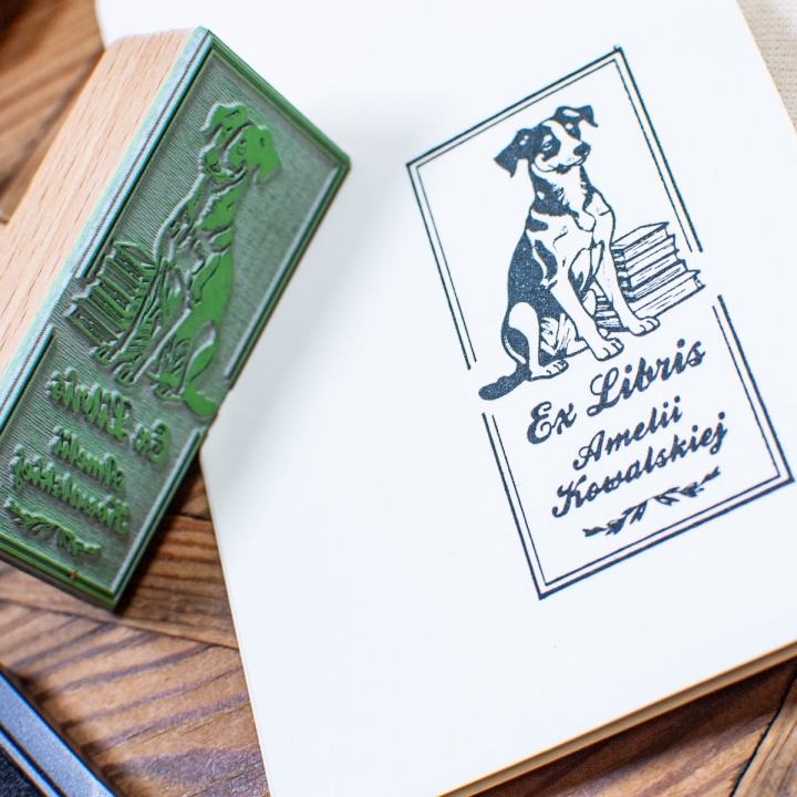 Ex libris z pieskiem – drewniany stempel w bawełnianym woreczku retro
