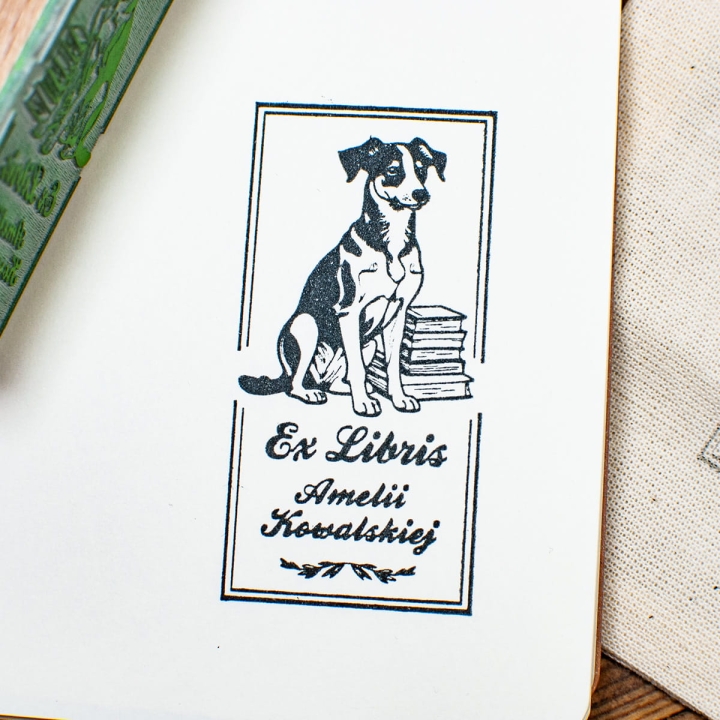 Drewniana pieczątka ex libris z pieskiem – personalizowany stempel do książek