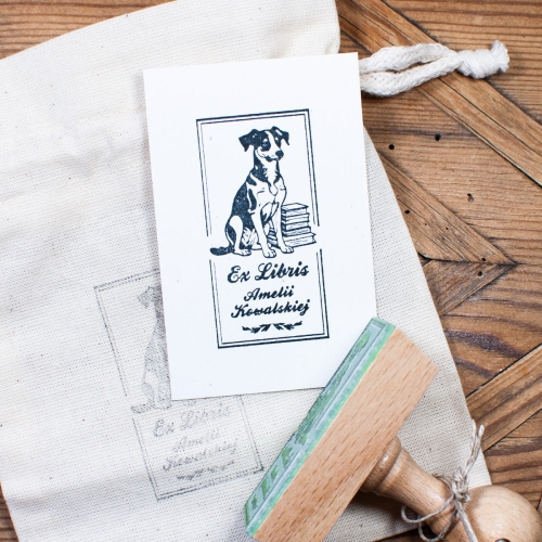 Drewniana pieczątka ekslibris z pieskiem do oznaczania książek