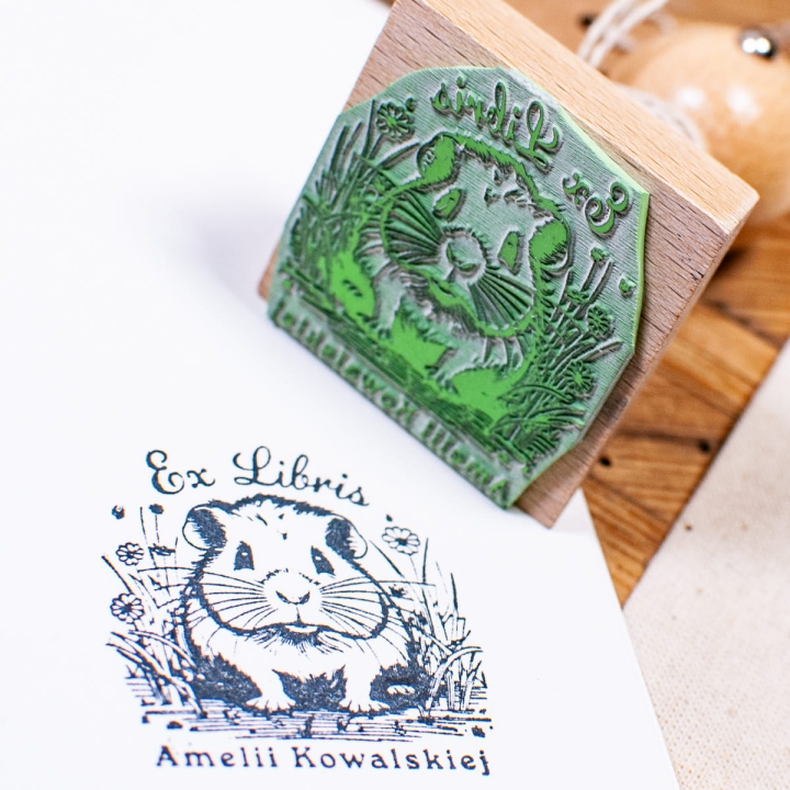 Drewniana pieczątka ex libris z motywem świnki morskiej