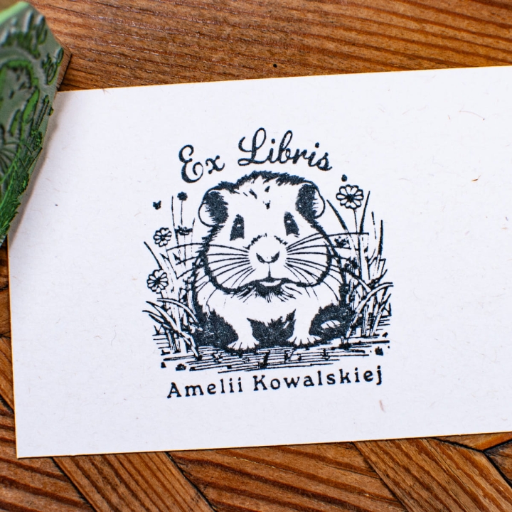 Drewniana pieczątka ex libris ze świnką morską w stylu retro