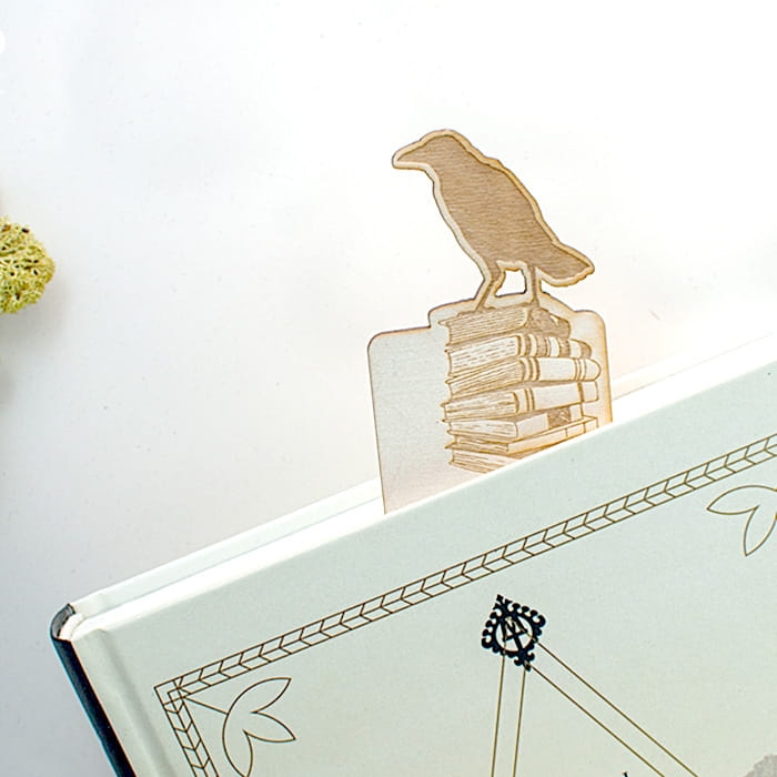 Zakładka do książki - kruk na stosie książek