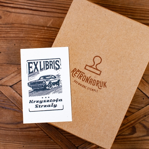 Zestaw prezentowy z personalizowaną pieczątką do książek - samochód retro