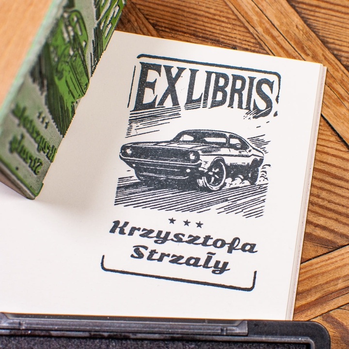 Drewniana pieczątka ex libris z autem retro, tusz i woreczek w zestawie