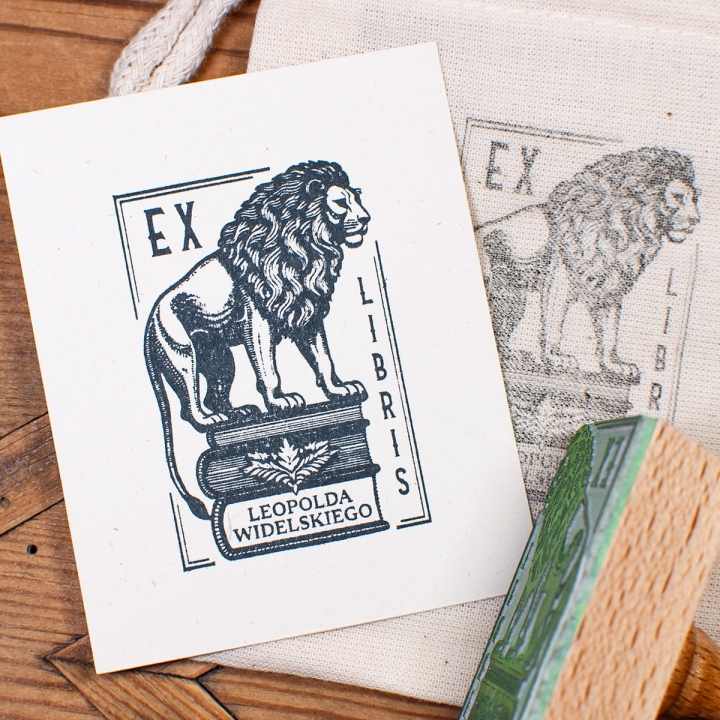 Personalizowany stempel ex libris z lwem - elegancka pieczątka do biblioteczki