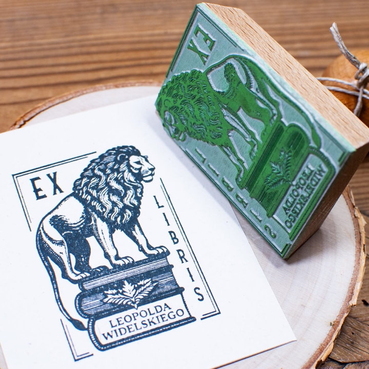 Drewniana pieczątka Ekslibris z lwem - stylowy i funkcjonalny stempel do książek