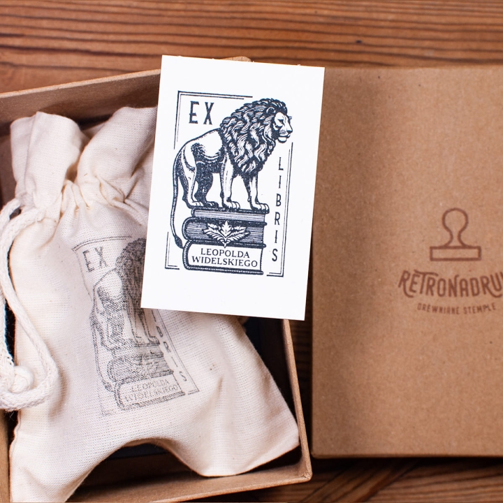 Ekslibris z motywem lwa - pieczątka personalizowana w eleganckim zestawie prezentowym