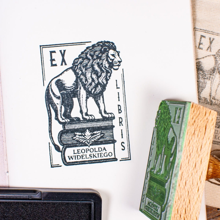 Ekslibris retro – zestaw prezentowy z pieczątką z motywem lwa i tuszownicą