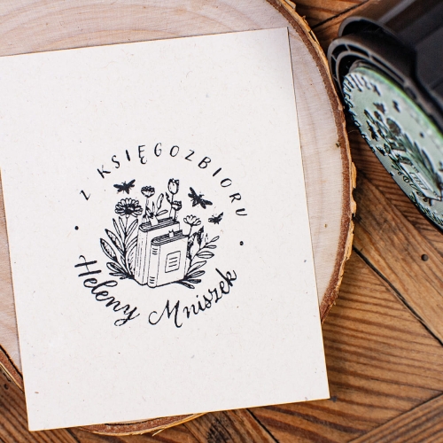 Okrągła pieczątka ex libris w automacie do oznaczania książek