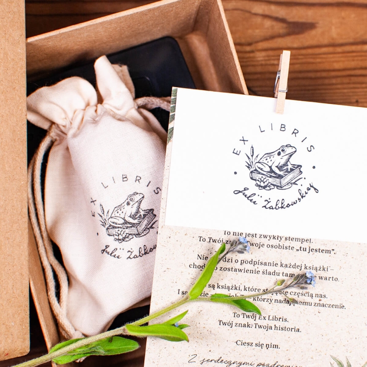 Zestaw ex libris z motywem żaby - stempel, tusz, woreczek bawełniany i przykładowe odbicie